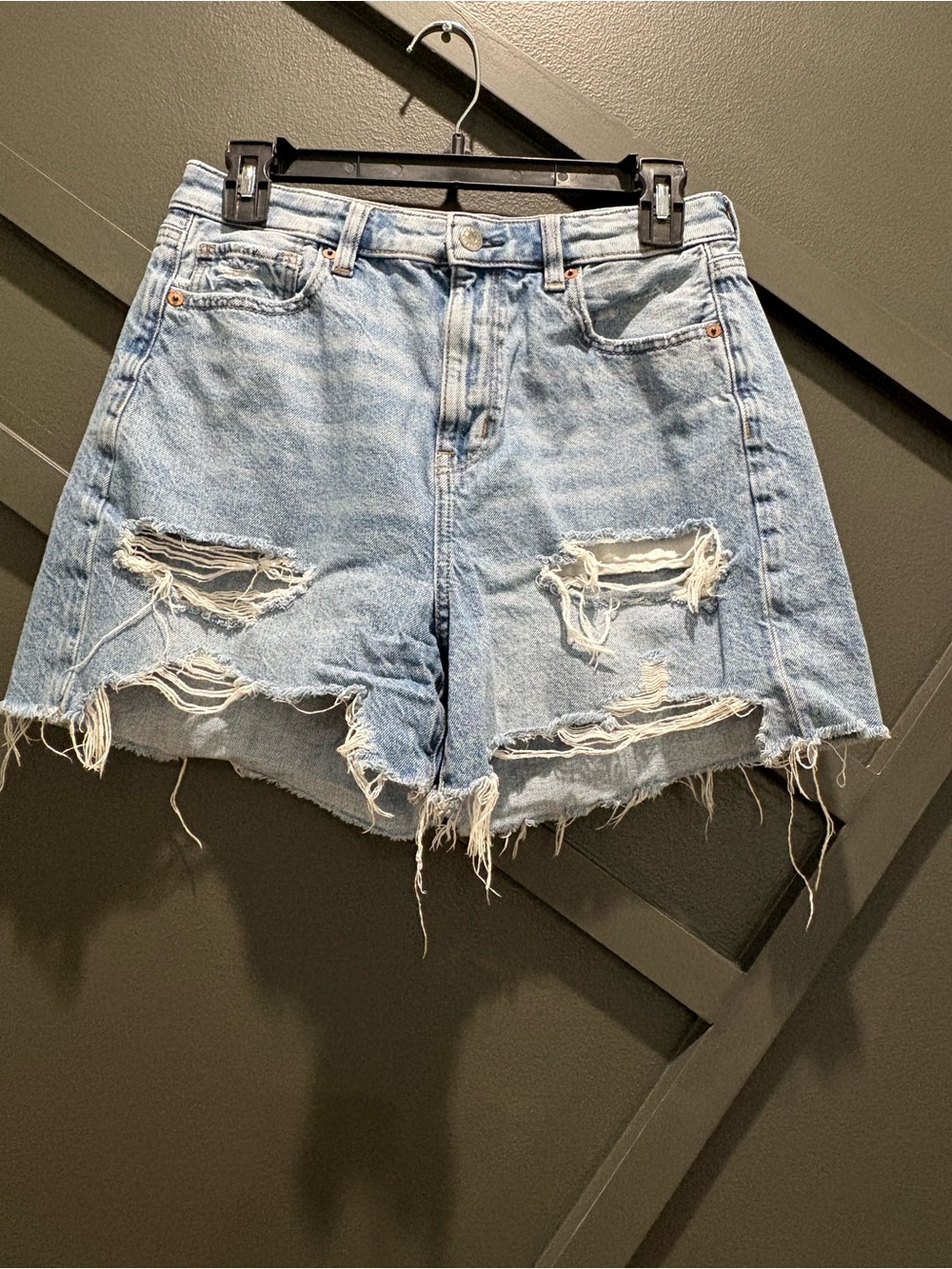 American Eagle Baggy Mom Shorts Light Wash Distressed Frayed Hem Size 4 - Picture 2 of 7